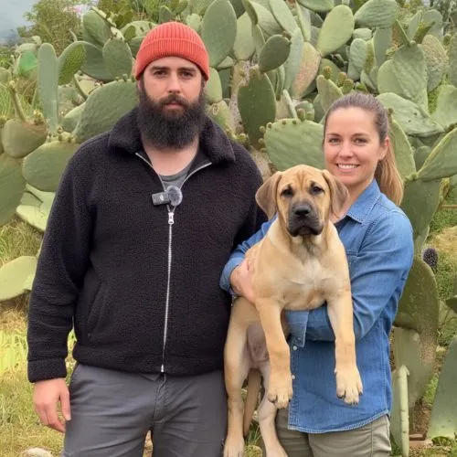 Manuel Curtó Jr. en la finca con un cachorro